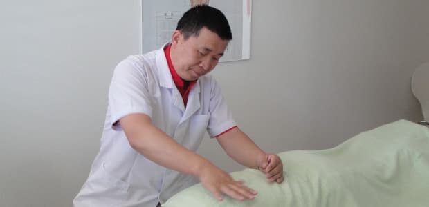 Thérapeute pratiquant un massage Tui-Na sur un patient